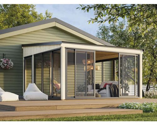 Coin salon couvert avec portes coulissantes en verre et sièges sur une terrasse en bois