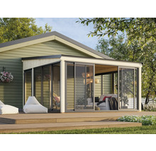 Extension de terrasse couverte avec portes coulissantes en verre et terrasse en bois dans le jardin.