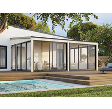 Maison de jardin moderne avec façade en verre, terrasse et piscine dans le jardin