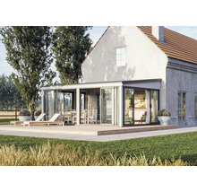 Maison avec terrasse, mobilier de terrasse et portes coulissantes en verre