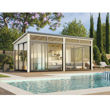 Scène moderne de pool house avec portes coulissantes en verre et intérieur confortable