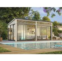 Maison de jardin moderne avec de grandes portes coulissantes en verre à côté d'une piscine