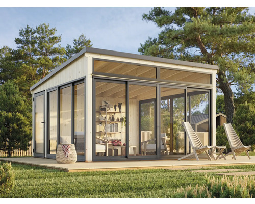 Maison de jardin moderne avec portes coulissantes et terrasse en bois dans le jardin.