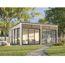 Abri de jardin moderne avec façade en verre et portes coulissantes dans un environnement clair et convivial.