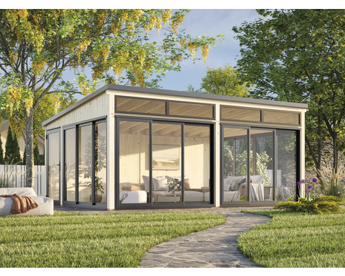 Abri de jardin moderne avec de grandes façades en verre et des portes coulissantes, entouré d'une pelouse verte et d'arbres.