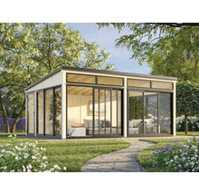 Pavillon de jardin moderne avec de grandes façades vitrées et des portes coulissantes dans un jardin fleuri.