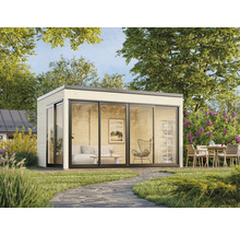 Maison de jardin moderne avec portes coulissantes et façade en verre dans le jardin.