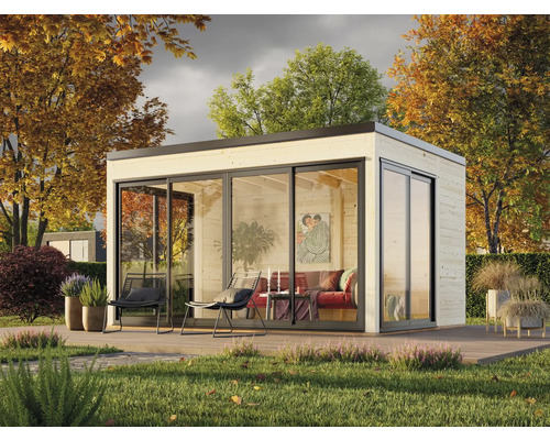 Maison de jardin moderne avec façade en bois et grandes portes coulissantes en verre dans un paysage de jardin automnal.