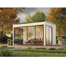 Jardin avec maison de jardin moderne en bois avec de grandes façades en verre et des sièges