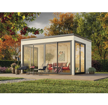 Maison de jardin moderne avec façade en verre et terrasse dans un jardin d'automne.