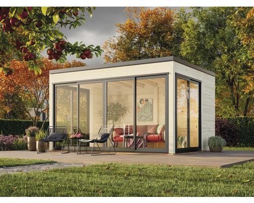 Maison de jardin moderne avec façade en verre et terrasse dans un jardin d'automne.