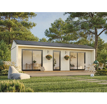 Maison moderne en bois avec terrasse, mobilier de jardin et barbecue dans un cadre verdoyant.