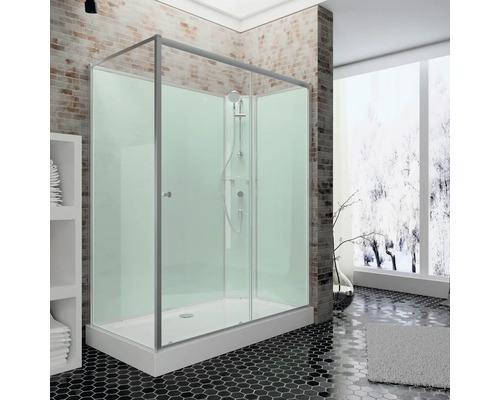 Cabine de douche spacieuse avec douchette à main et fond carrelé dans une salle de bains lumineuse.