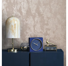 Intérieur décoratif avec lampe, horloge et boîte à bijoux sur une commode devant un papier peint structuré