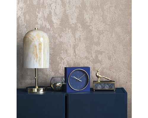 Intérieur décoratif avec lampe, horloge et boîte à bijoux sur une commode devant un papier peint structuré