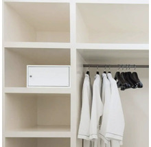 Armoire intégrée avec armoire à pharmacie intégrée, vêtements et cintres.