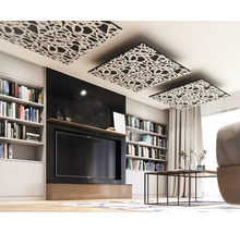 Wohnzimmer mit Bücherregalen und drei quadratischen Akustikdeckenplatten mit organischem Muster