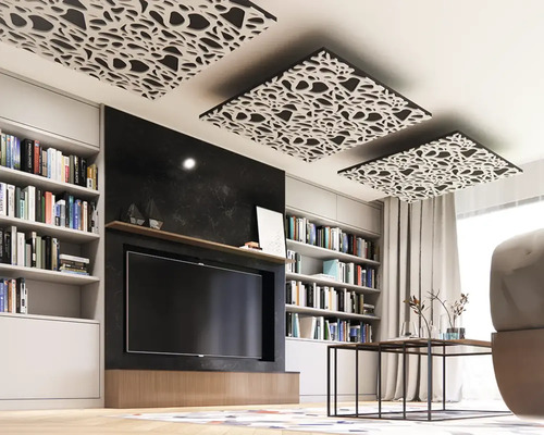 Wohnzimmer mit Bücherregalen und drei quadratischen Akustikdeckenplatten mit organischem Muster