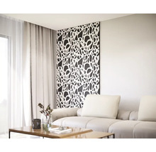 Wohnzimmer mit Couch, Tisch und dekorativer Wandverkleidung