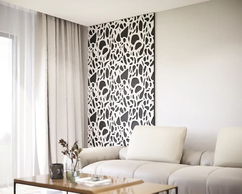 Wohnzimmer mit Couch, Tisch und dekorativer Wandverkleidung