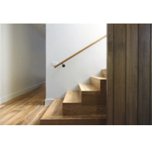 Escalier avec marches en bois et rampe sur un mur blanc