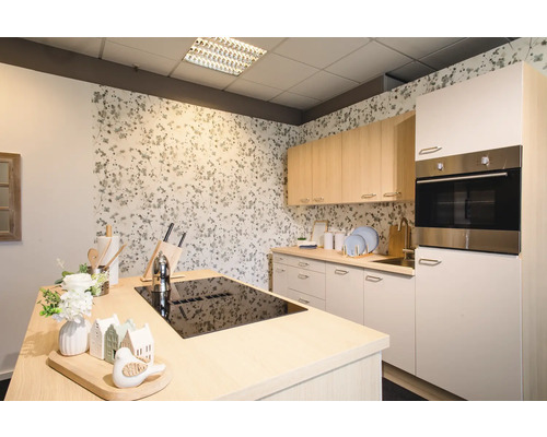 Helle Küche mit Kochinsel, Einbaubackofen und floraler Tapete