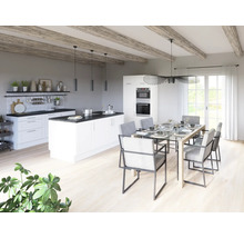 Helle Küche mit Kochinsel, Esstisch und Stühlen in einem geräumigen Raum.