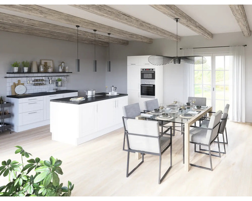 Helle Küche mit Kochinsel, Esstisch und Stühlen in einem geräumigen Raum.