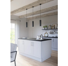 Helle Küche mit Kücheninsel und drei Pendelleuchten