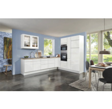 Helle Küche mit weißen Schränken, Arbeitsplatte in Holzoptik und Esstisch