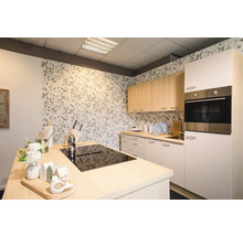 Moderne Küche mit Kochinsel, Einbaubackofen und floraler Tapete