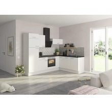 Cuisine claire avec armoires blanches, plan de travail foncé et hotte aspirante.