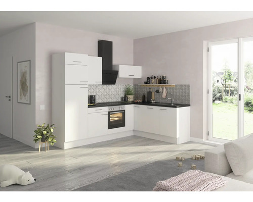 Cuisine claire avec armoires blanches, plan de travail foncé et hotte aspirante.
