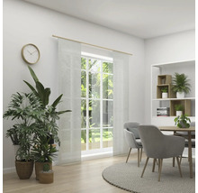 Salle à manger lumineuse avec table à manger, chaises, plantes et une fenêtre avec des rideaux.