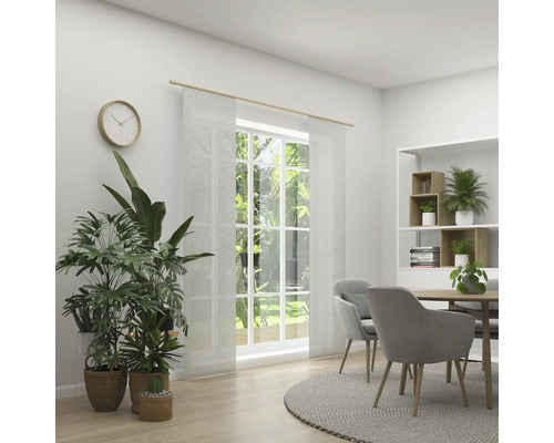 Salle à manger lumineuse avec table à manger, chaises, plantes et une fenêtre avec des rideaux.