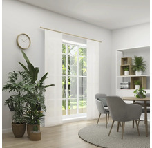 Pièce lumineuse avec table à manger, chaises, fenêtre, rideaux et plantes