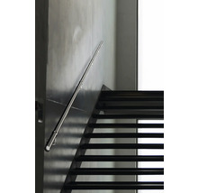 Escalier avec rampe métallique au mur