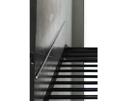 Escalier avec rampe métallique au mur