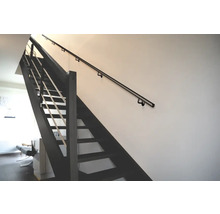 Escalier avec rampe sur un mur