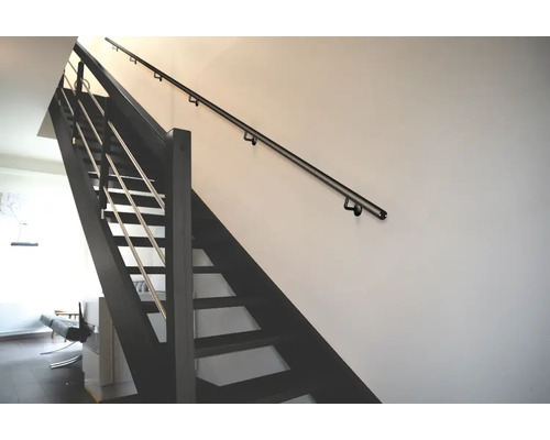 Escalier avec rampe sur un mur