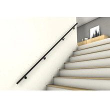 Main courante d'escalier noire sur un mur à côté d'un escalier