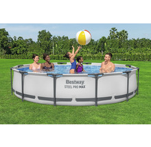 Famille avec ballon gonflable dans la piscine à cadre en acier Bestway Steel Pro Max dans le jardin