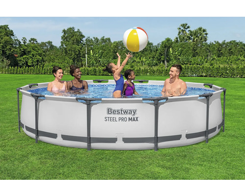 Famille avec ballon gonflable dans la piscine à cadre en acier Bestway Steel Pro Max dans le jardin