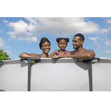 Famille se détendant dans une piscine hors sol par une journée ensoleillée