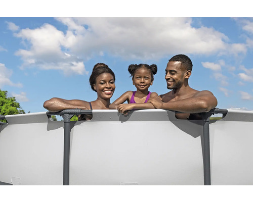 Famille se détendant dans une piscine hors sol par une journée ensoleillée