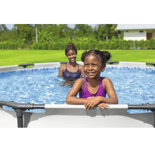 Fille et femme dans une piscine hors sol dans le jardin