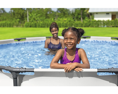 Fille et femme dans une piscine hors sol dans le jardin