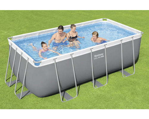 Rechteckiger Stahlrahmenpool mit Familie im Wasser