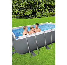 Rechteckiger Stahlrahmenpool mit Familie im Garten