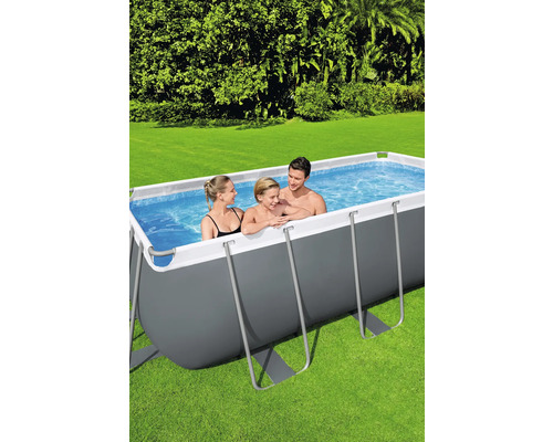 Rechteckiger Stahlrahmenpool mit Familie im Garten